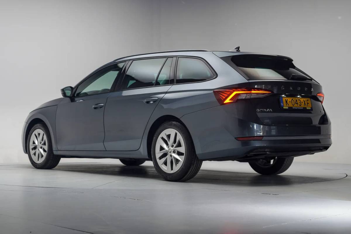 Škoda Octavia Skoda Octavia Combi 1.0 e-TSI Business Edition [ Apple CarPlay Cruise Control DAB+ ]