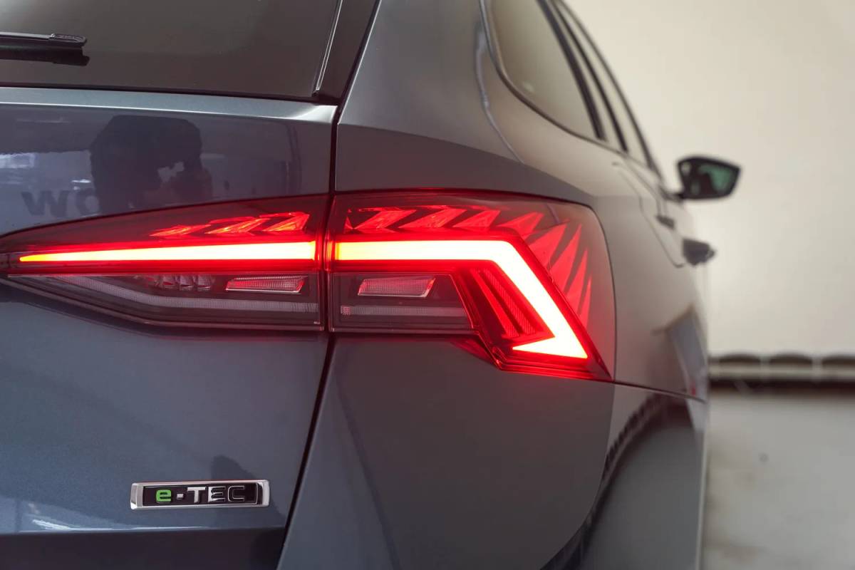 Škoda Octavia Skoda Octavia Combi 1.0 e-TSI Business Edition [ Apple CarPlay Cruise Control DAB+ ]