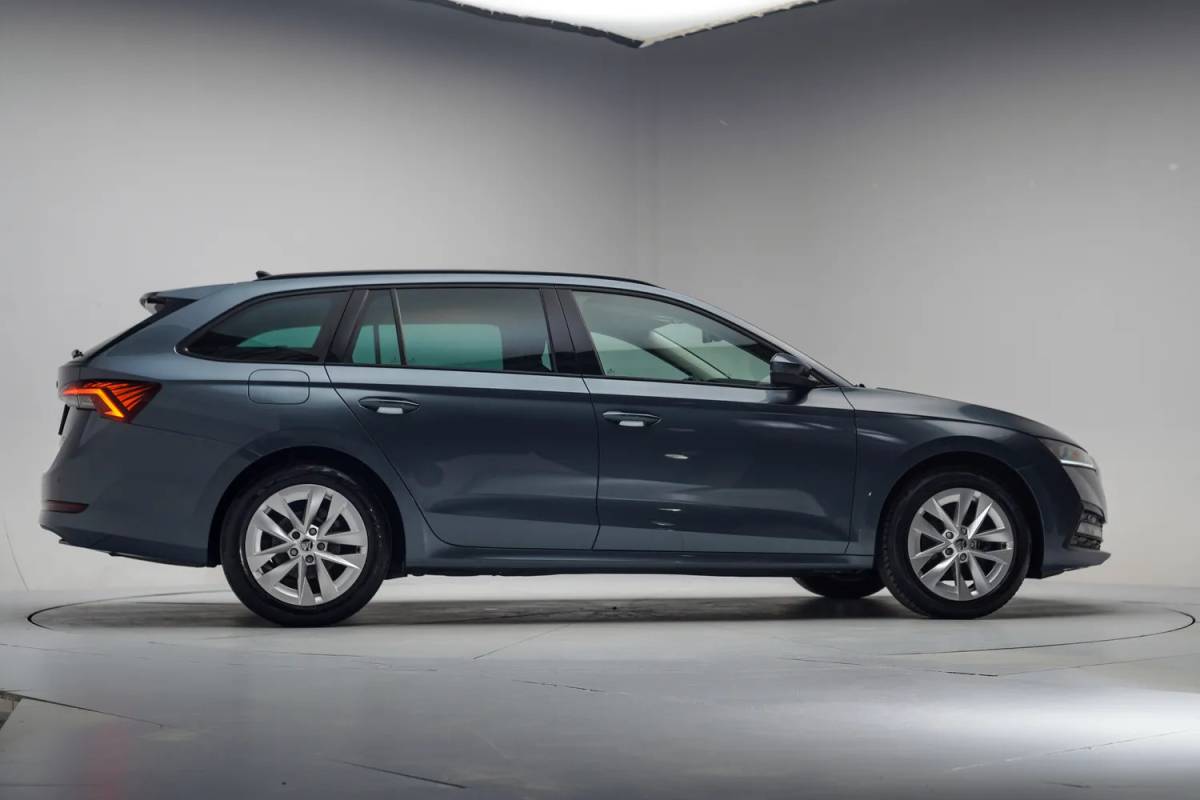 Škoda Octavia Skoda Octavia Combi 1.0 e-TSI Business Edition [ Apple CarPlay Cruise Control DAB+ ]