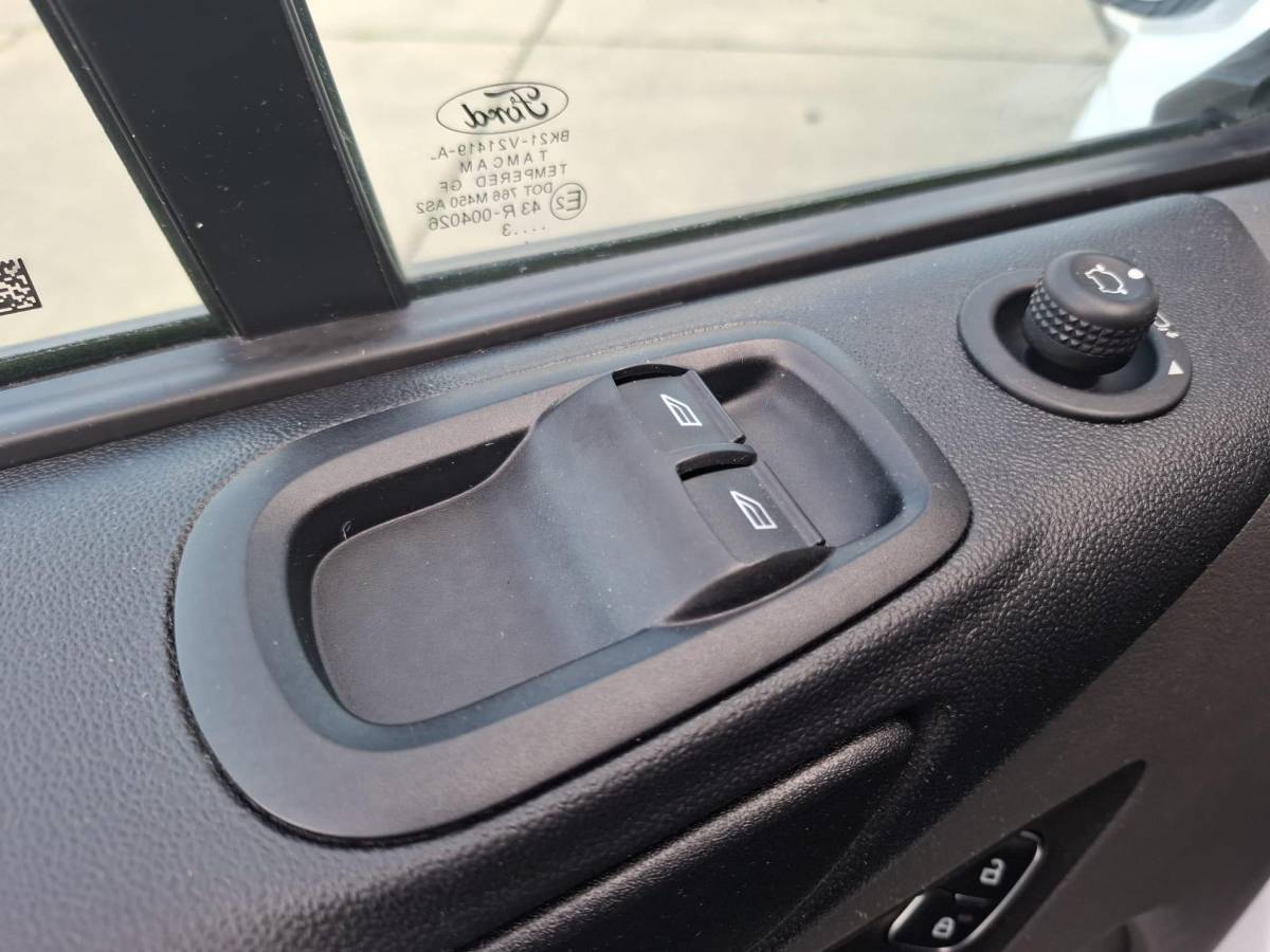 Ford Transit Custom Ford Transit Custom 300 2.0 TDCI L2H1 Trend AUTOMAAT / CRUISE CONTROLE / AIRCO / 3 ZITS