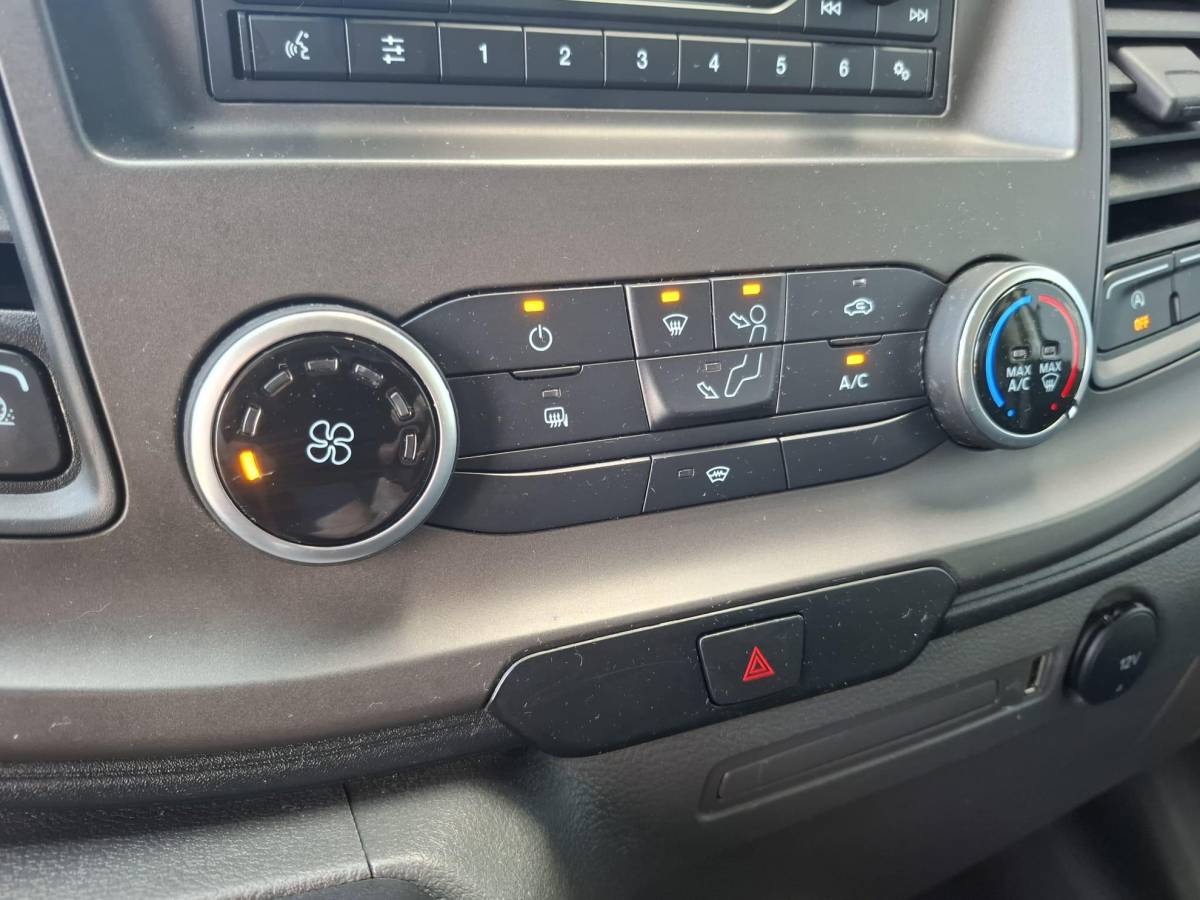 Ford Transit Custom Ford Transit Custom 300 2.0 TDCI L2H1 Trend AUTOMAAT / CRUISE CONTROLE / AIRCO / 3 ZITS
