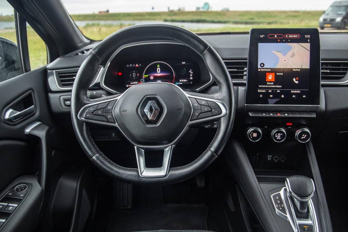Renault Captur Renault Captur 1.6 E-Tech plug-in hybrid 160 iconic BLACK LINE / CRUISE CONTROLE / NAVI / CARPLAY