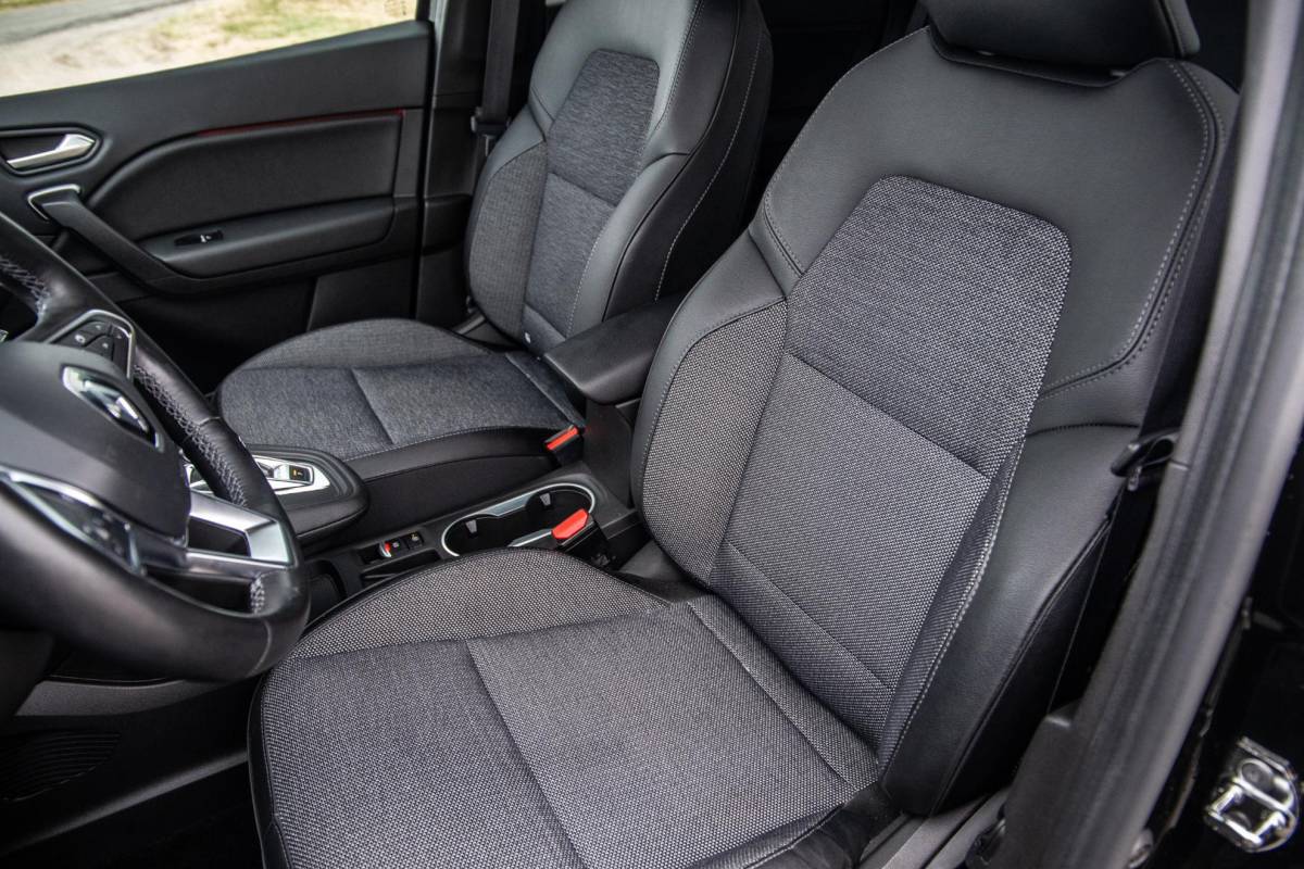 Renault Captur Renault Captur 1.6 E-Tech plug-in hybrid 160 iconic BLACK LINE / CRUISE CONTROLE / NAVI / CARPLAY