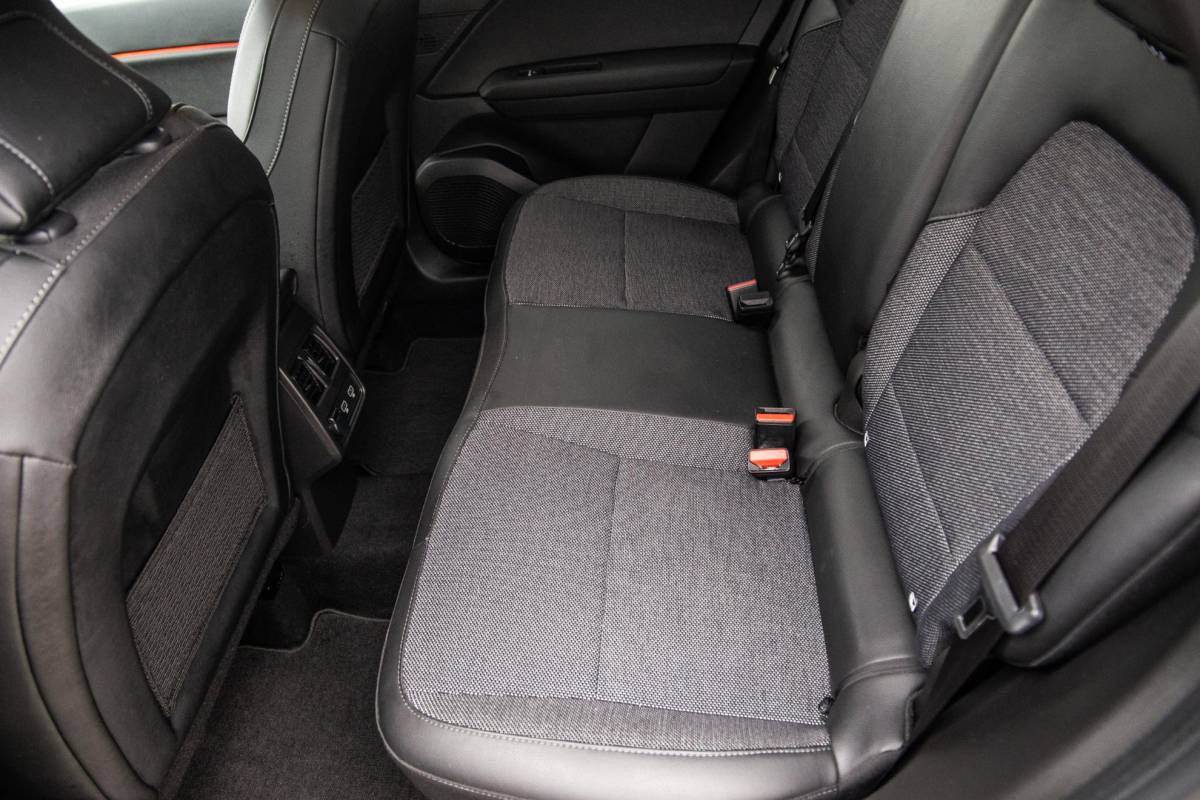 Renault Captur Renault Captur 1.6 E-Tech plug-in hybrid 160 iconic BLACK LINE / CRUISE CONTROLE / NAVI / CARPLAY