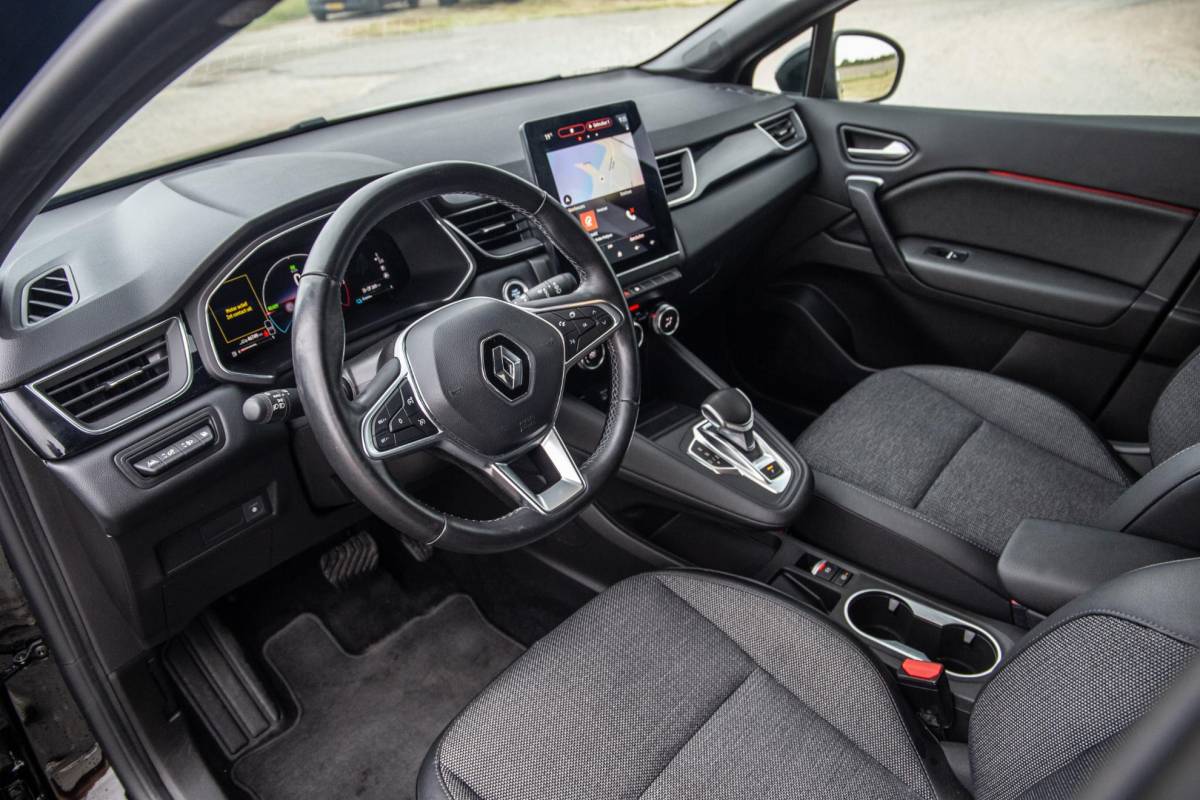 Renault Captur Renault Captur 1.6 E-Tech plug-in hybrid 160 iconic BLACK LINE / CRUISE CONTROLE / NAVI / CARPLAY