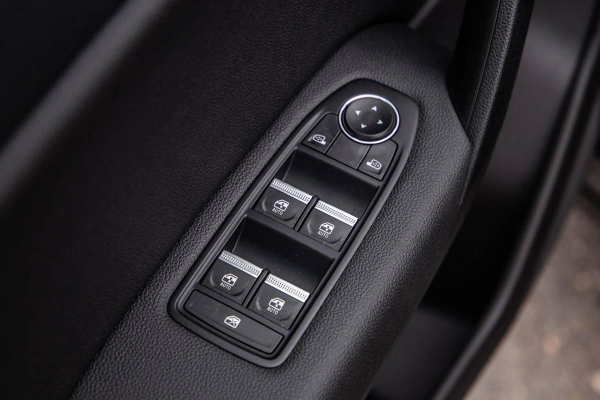 Renault Captur Renault Captur 1.6 E-Tech plug-in hybrid 160 iconic BLACK LINE / CRUISE CONTROLE / NAVI / CARPLAY