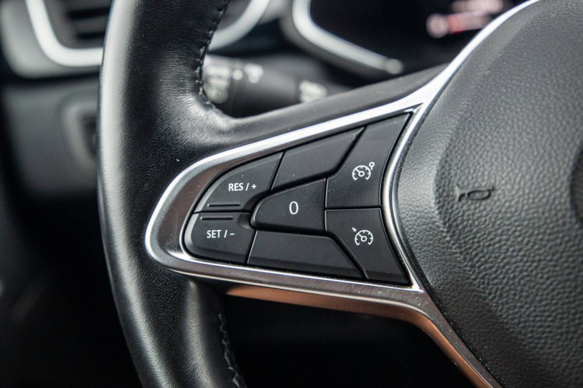 Renault Captur Renault Captur 1.6 E-Tech plug-in hybrid 160 iconic BLACK LINE / CRUISE CONTROLE / NAVI / CARPLAY