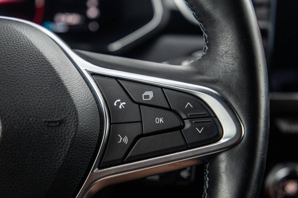 Renault Captur Renault Captur 1.6 E-Tech plug-in hybrid 160 iconic BLACK LINE / CRUISE CONTROLE / NAVI / CARPLAY
