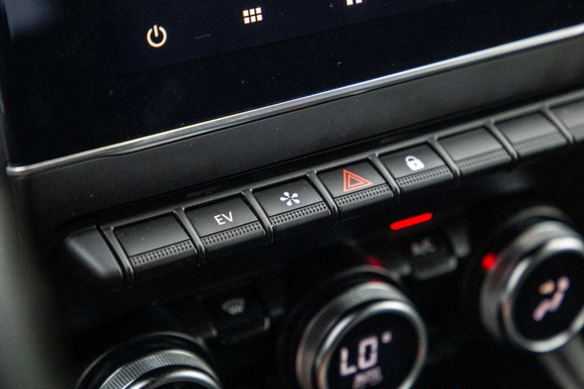 Renault Captur Renault Captur 1.6 E-Tech plug-in hybrid 160 iconic BLACK LINE / CRUISE CONTROLE / NAVI / CARPLAY