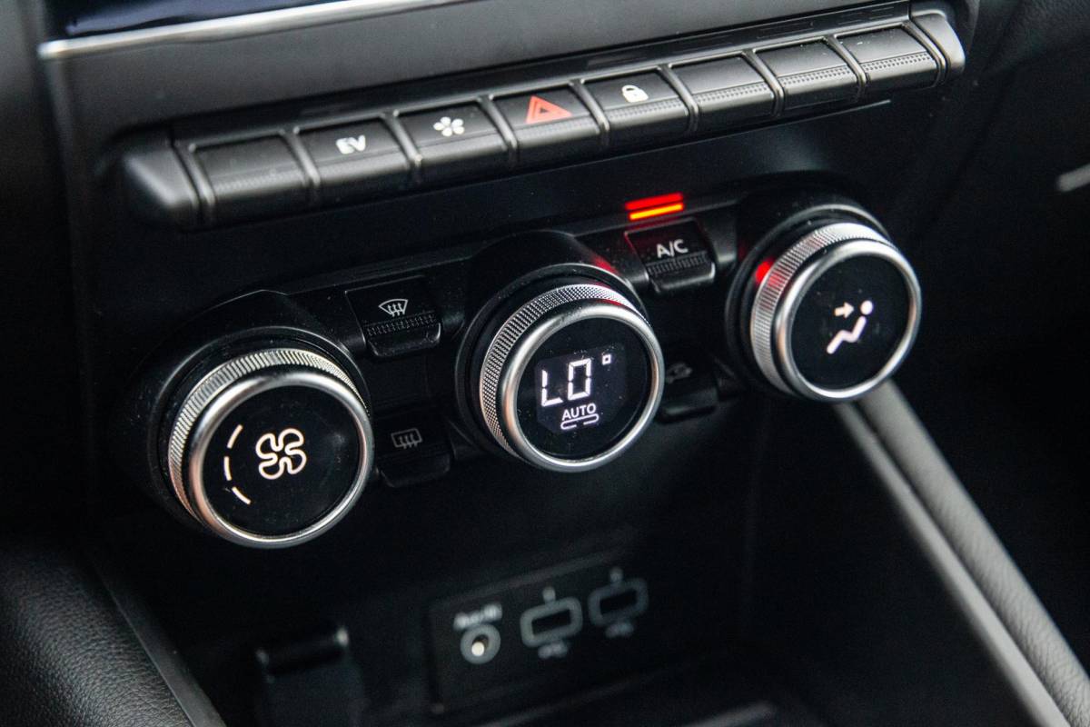 Renault Captur Renault Captur 1.6 E-Tech plug-in hybrid 160 iconic BLACK LINE / CRUISE CONTROLE / NAVI / CARPLAY