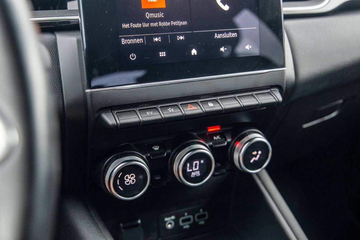 Renault Captur Renault Captur 1.6 E-Tech plug-in hybrid 160 iconic BLACK LINE / CRUISE CONTROLE / NAVI / CARPLAY