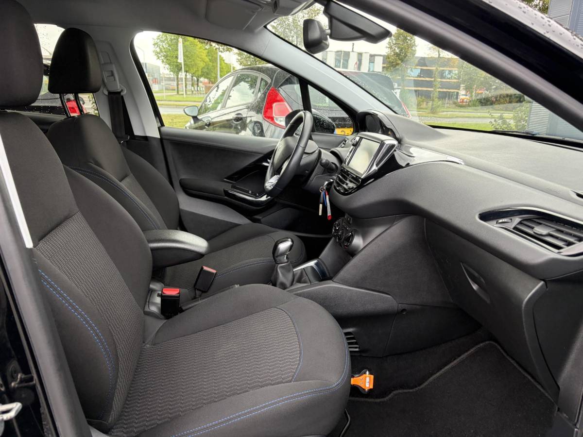Peugeot 208 Peugeot 208 1.2 PureTech Signature ✓Net beurt gahad✓Navi✓Carplay✓Lm velgen✓Airco✓Cruise✓5 Deurs✓Pdc✓5 Deurs✓Lm velgen✓N.A.P✓Apk tot 04-2027