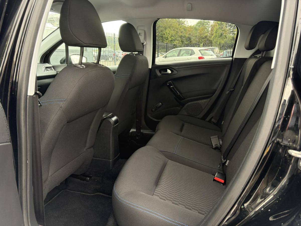 Peugeot 208 Peugeot 208 1.2 PureTech Signature ✓Net beurt gahad✓Navi✓Carplay✓Lm velgen✓Airco✓Cruise✓5 Deurs✓Pdc✓5 Deurs✓Lm velgen✓N.A.P✓Apk tot 04-2027