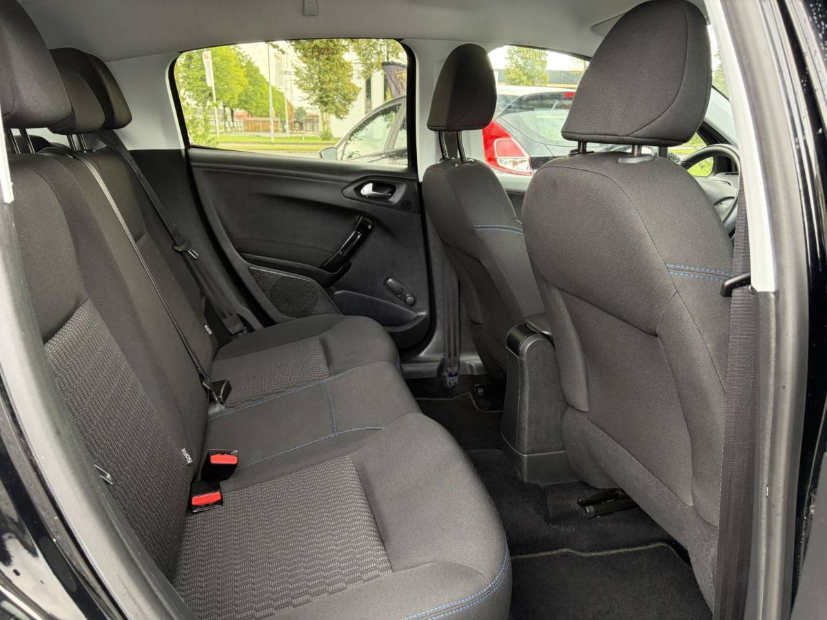 Peugeot 208 Peugeot 208 1.2 PureTech Signature ✓Net beurt gahad✓Navi✓Carplay✓Lm velgen✓Airco✓Cruise✓5 Deurs✓Pdc✓5 Deurs✓Lm velgen✓N.A.P✓Apk tot 04-2027