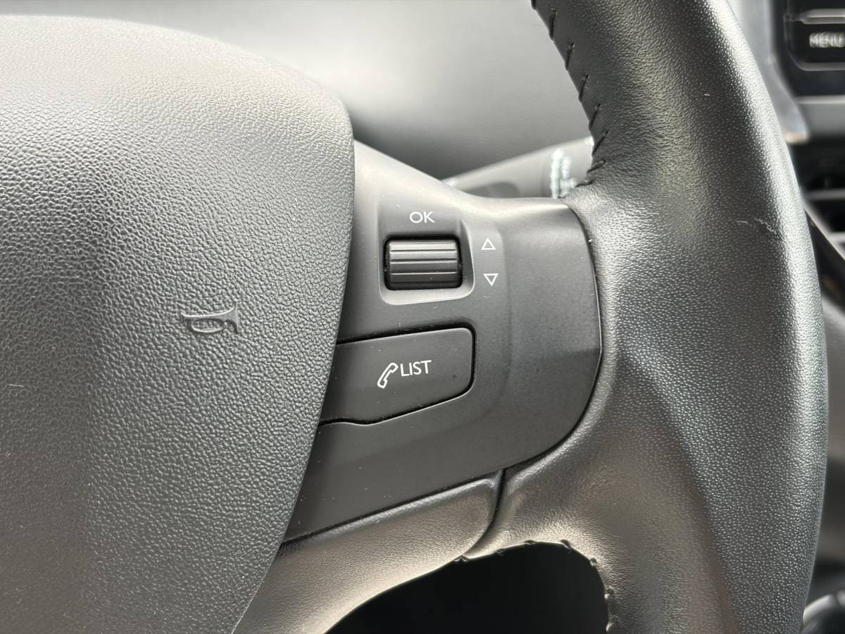 Peugeot 208 Peugeot 208 1.2 PureTech Signature ✓Net beurt gahad✓Navi✓Carplay✓Lm velgen✓Airco✓Cruise✓5 Deurs✓Pdc✓5 Deurs✓Lm velgen✓N.A.P✓Apk tot 04-2027