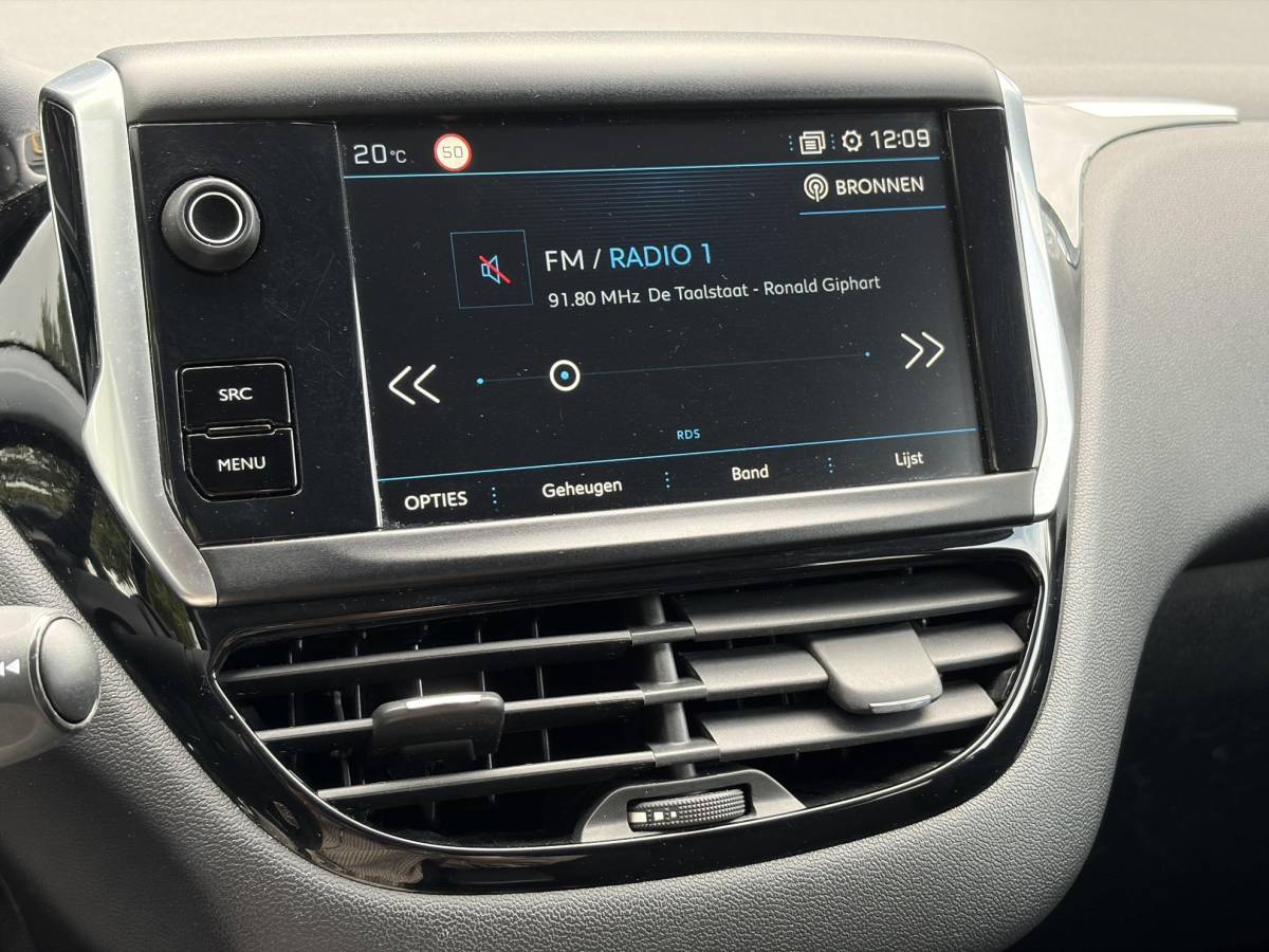 Peugeot 208 Peugeot 208 1.2 PureTech Signature ✓Net beurt gahad✓Navi✓Carplay✓Lm velgen✓Airco✓Cruise✓5 Deurs✓Pdc✓5 Deurs✓Lm velgen✓N.A.P✓Apk tot 04-2027