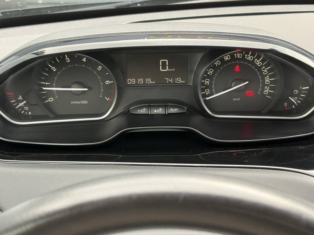 Peugeot 208 Peugeot 208 1.2 PureTech Signature ✓Net beurt gahad✓Navi✓Carplay✓Lm velgen✓Airco✓Cruise✓5 Deurs✓Pdc✓5 Deurs✓Lm velgen✓N.A.P✓Apk tot 04-2027