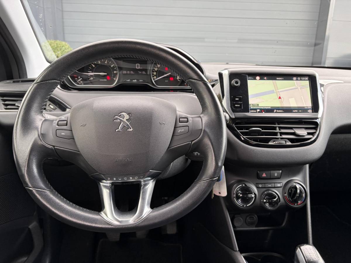 Peugeot 208 Peugeot 208 1.2 PureTech Signature ✓Net beurt gahad✓Navi✓Carplay✓Lm velgen✓Airco✓Cruise✓5 Deurs✓Pdc✓5 Deurs✓Lm velgen✓N.A.P✓Apk tot 04-2027