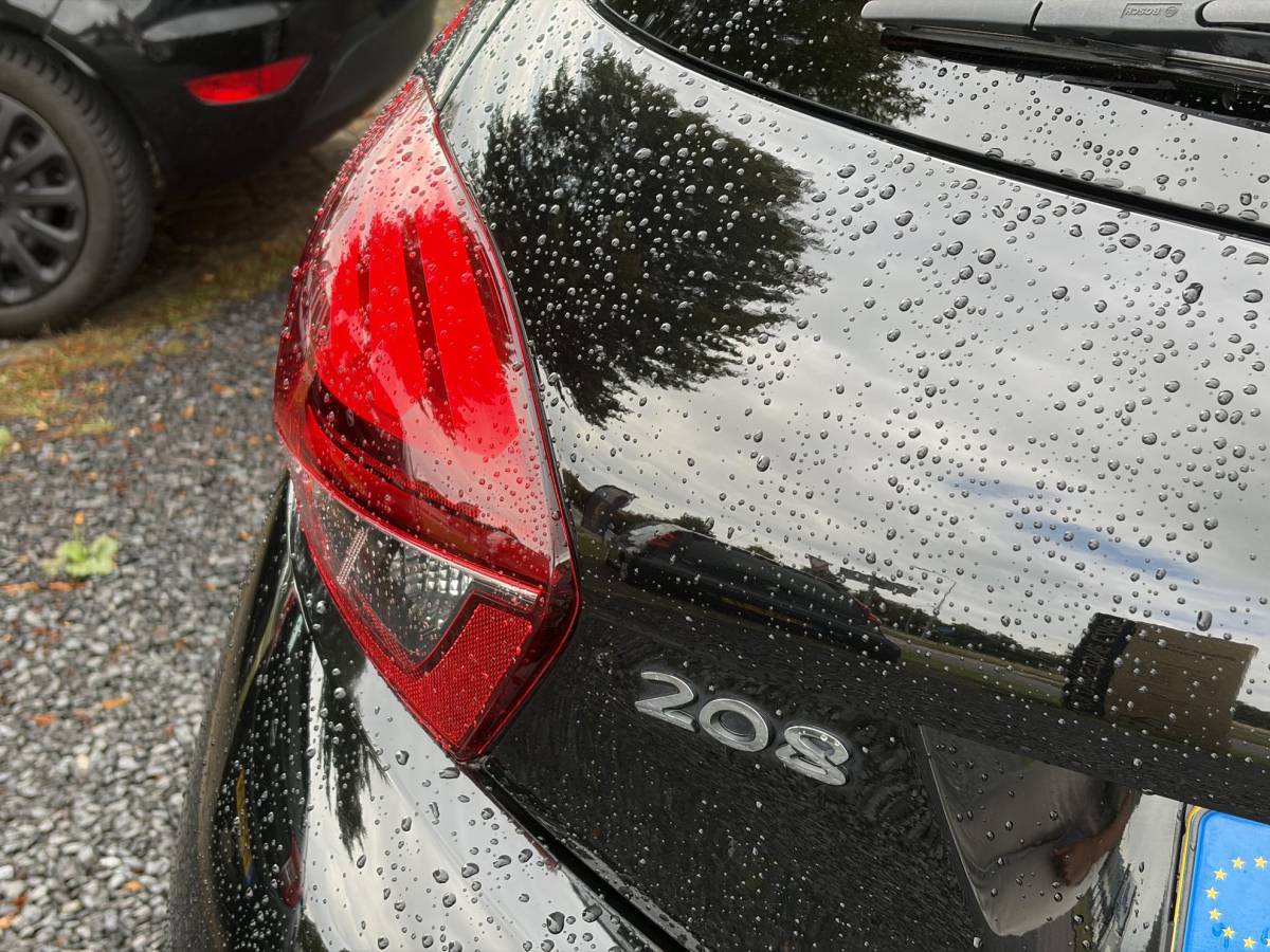 Peugeot 208 Peugeot 208 1.2 PureTech Signature ✓Net beurt gahad✓Navi✓Carplay✓Lm velgen✓Airco✓Cruise✓5 Deurs✓Pdc✓5 Deurs✓Lm velgen✓N.A.P✓Apk tot 04-2027