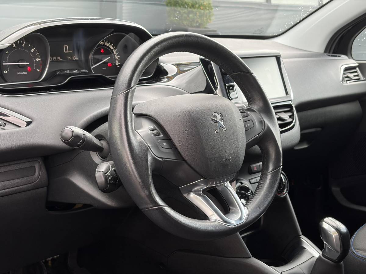 Peugeot 208 Peugeot 208 1.2 PureTech Signature ✓Net beurt gahad✓Navi✓Carplay✓Lm velgen✓Airco✓Cruise✓5 Deurs✓Pdc✓5 Deurs✓Lm velgen✓N.A.P✓Apk tot 04-2027