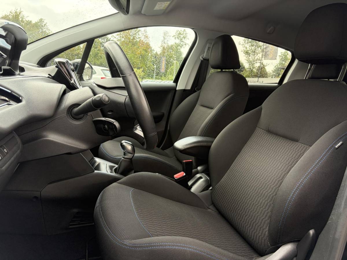 Peugeot 208 Peugeot 208 1.2 PureTech Signature ✓Net beurt gahad✓Navi✓Carplay✓Lm velgen✓Airco✓Cruise✓5 Deurs✓Pdc✓5 Deurs✓Lm velgen✓N.A.P✓Apk tot 04-2027