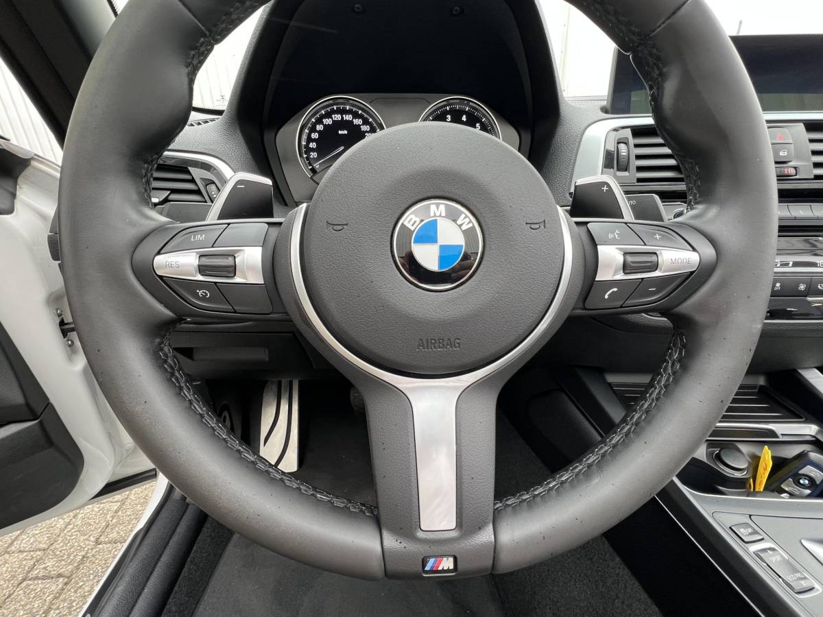 BMW 2 Serie BMW 2-serie Cabrio 220i High Executive M-Pakket / NL auto / Historie