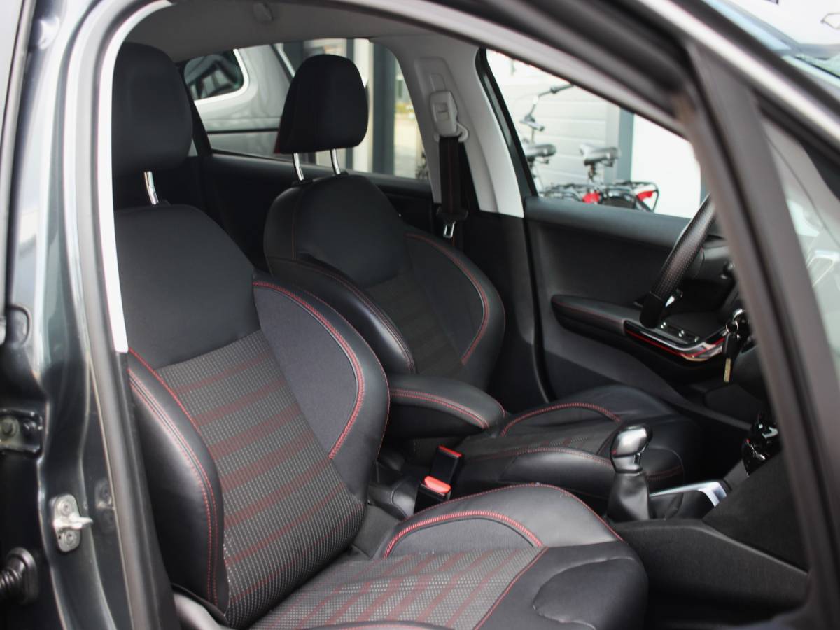 Peugeot 208 Peugeot 208 1.2 PureTech GT-line CARPLAY, LAGE KM, NW DISTRIBUTIE, 110PK, CRUISE