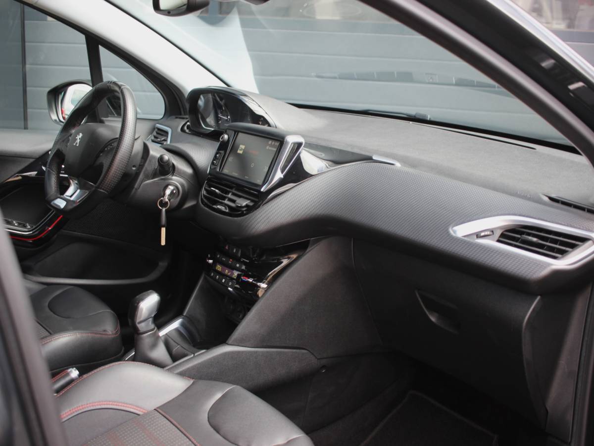 Peugeot 208 Peugeot 208 1.2 PureTech GT-line CARPLAY, LAGE KM, NW DISTRIBUTIE, 110PK, CRUISE