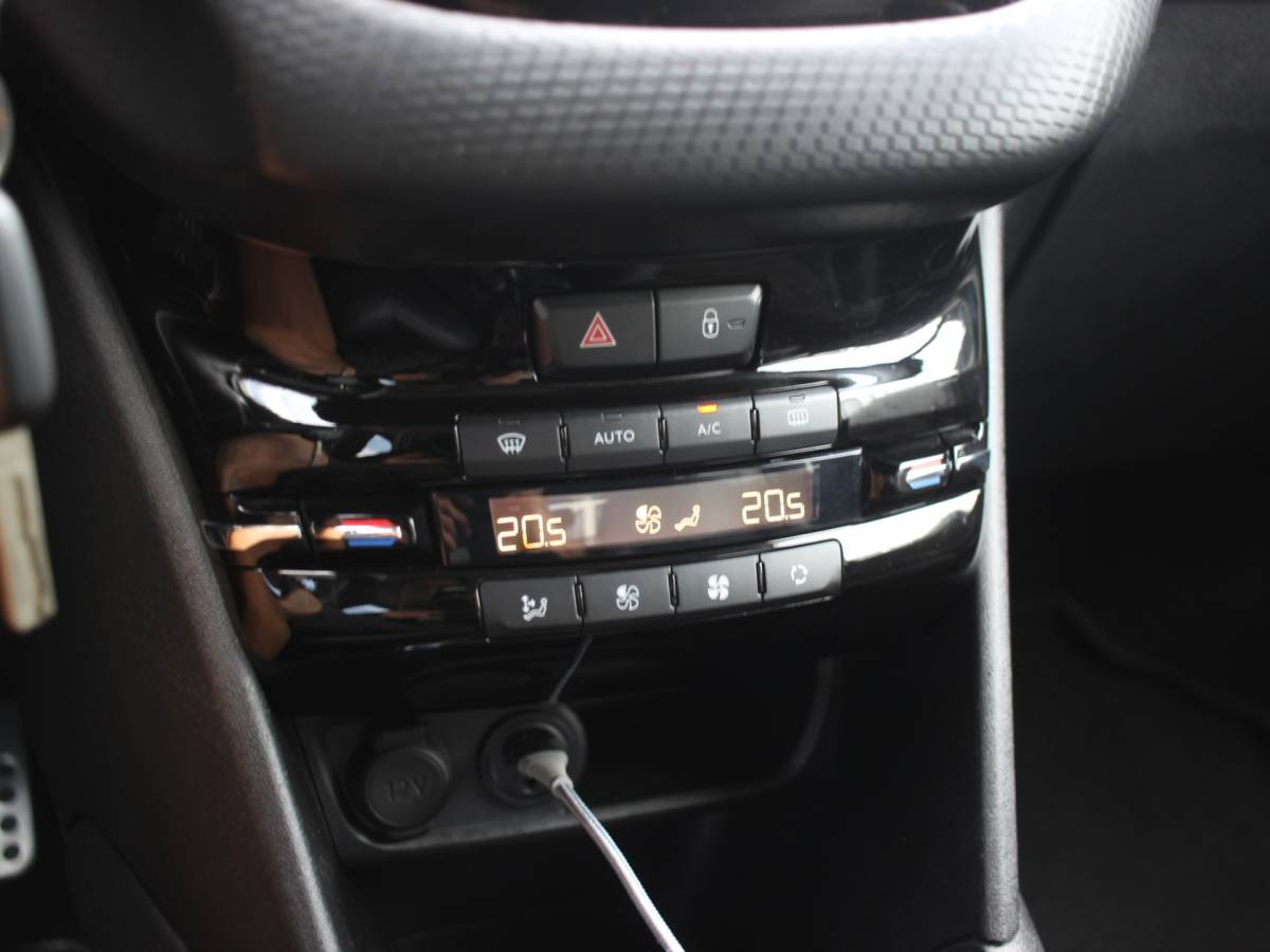 Peugeot 208 Peugeot 208 1.2 PureTech GT-line CARPLAY, LAGE KM, NW DISTRIBUTIE, 110PK, CRUISE