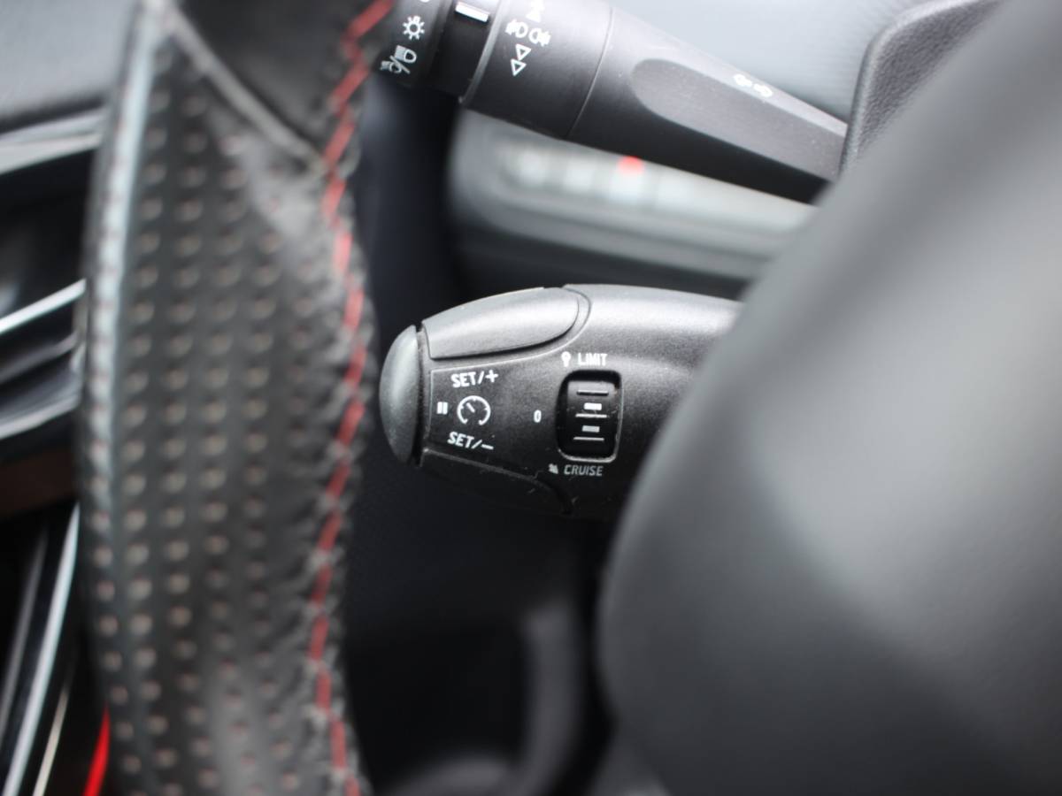 Peugeot 208 Peugeot 208 1.2 PureTech GT-line CARPLAY, LAGE KM, NW DISTRIBUTIE, 110PK, CRUISE