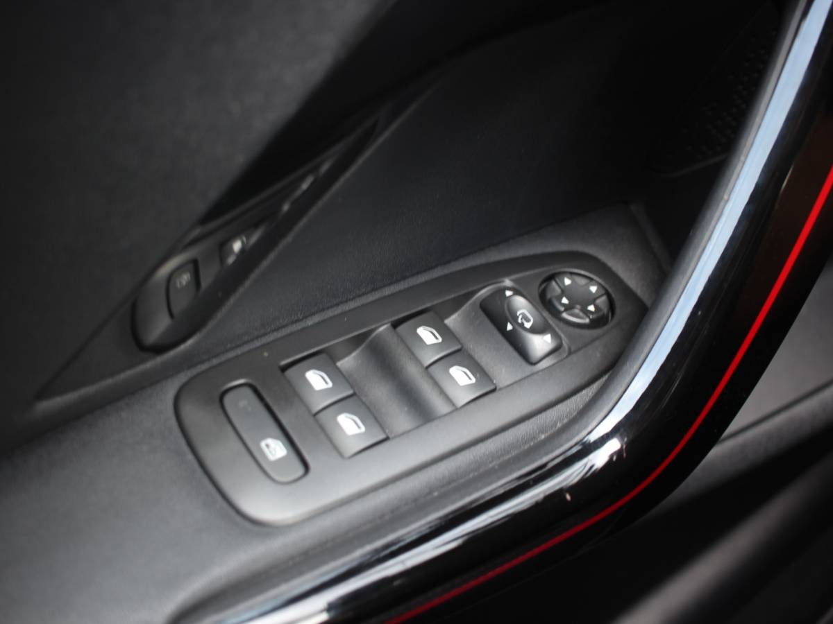 Peugeot 208 Peugeot 208 1.2 PureTech GT-line CARPLAY, LAGE KM, NW DISTRIBUTIE, 110PK, CRUISE