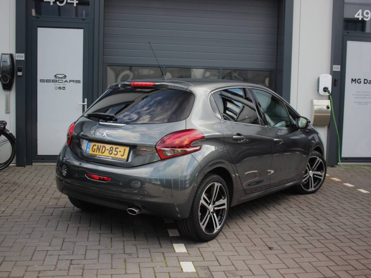 Peugeot 208 Peugeot 208 1.2 PureTech GT-line CARPLAY, LAGE KM, NW DISTRIBUTIE, 110PK, CRUISE