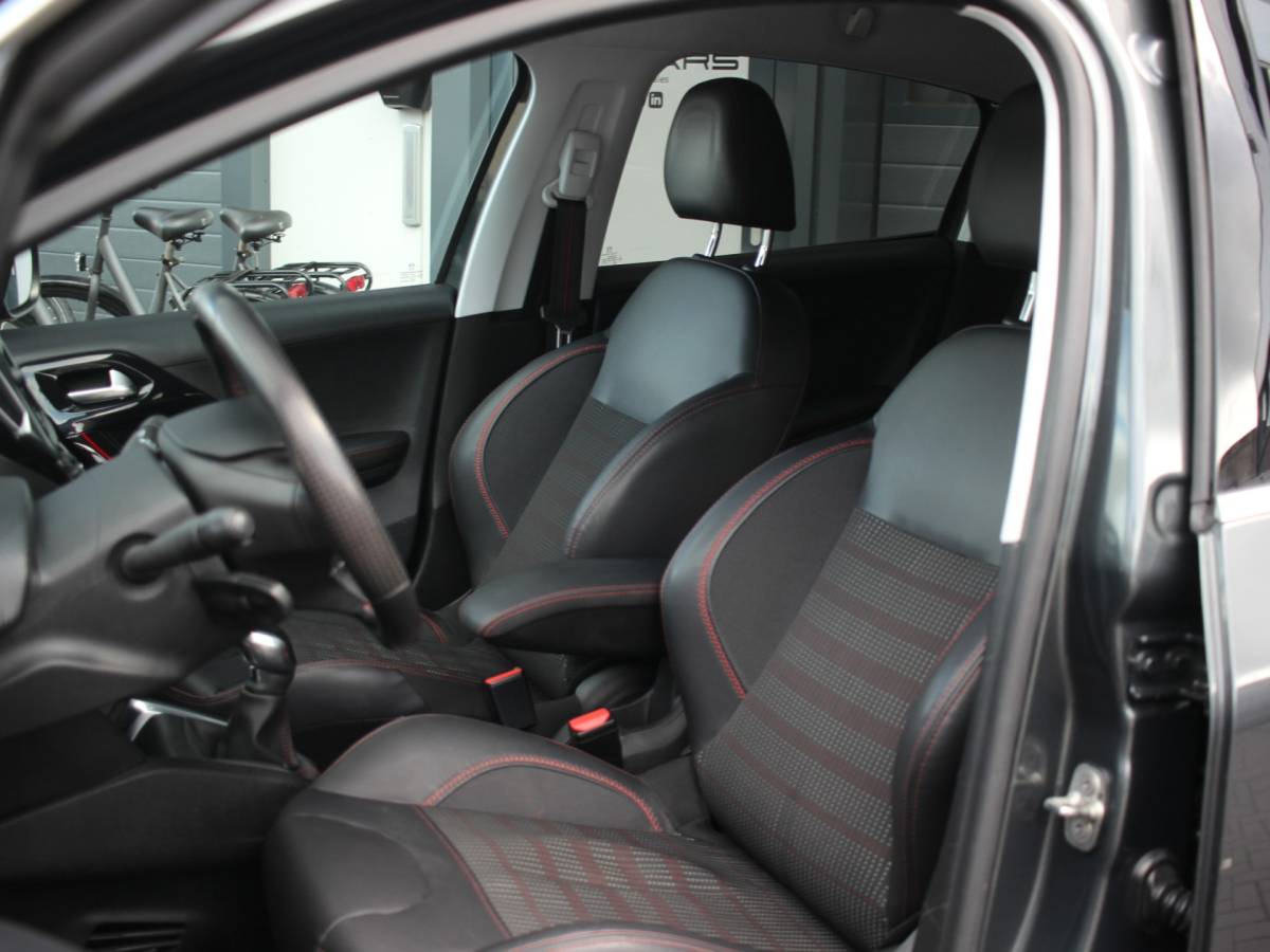 Peugeot 208 Peugeot 208 1.2 PureTech GT-line CARPLAY, LAGE KM, NW DISTRIBUTIE, 110PK, CRUISE