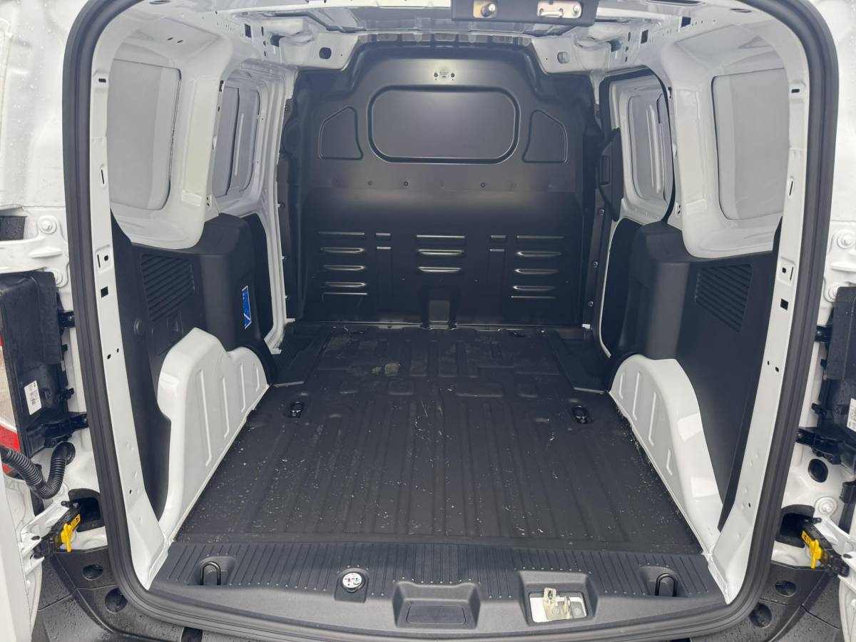 Ford E-Transit Courier Ford E-Transit Courier Trend 46 kWh 136pk | Navigatie | Trekhaak | 16″ Reservewiel | 3-fase laadkabel 32A, 5 meter| Led laadruimteverlichting