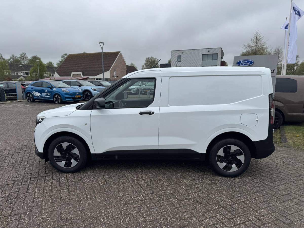 Ford E-Transit Courier Ford E-Transit Courier Trend 46 kWh 136pk | Navigatie | Trekhaak | 16″ Reservewiel | 3-fase laadkabel 32A, 5 meter| Led laadruimteverlichting