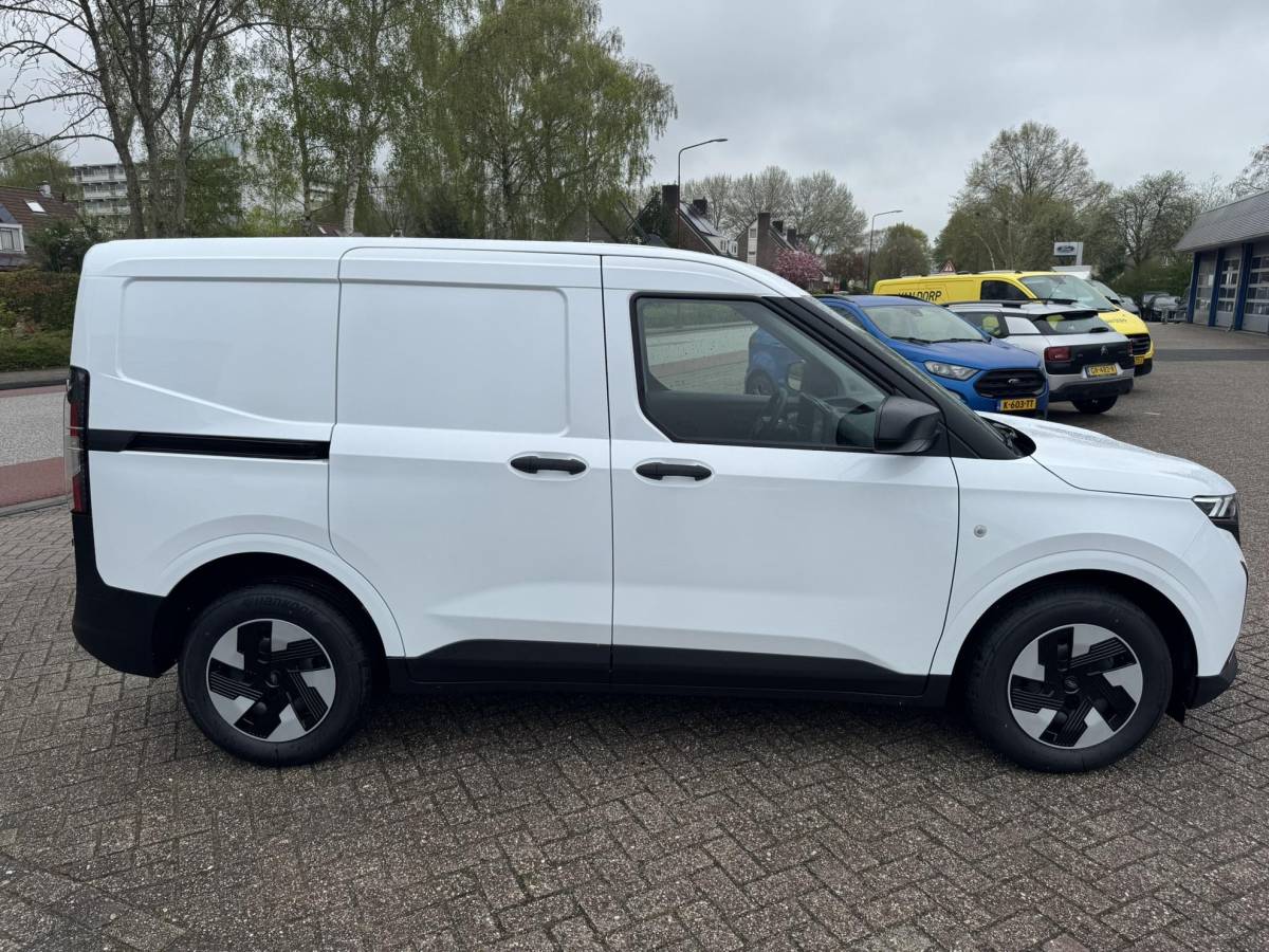 Ford E-Transit Courier Ford E-Transit Courier Trend 46 kWh 136pk | Navigatie | Trekhaak | 16″ Reservewiel | 3-fase laadkabel 32A, 5 meter| Led laadruimteverlichting