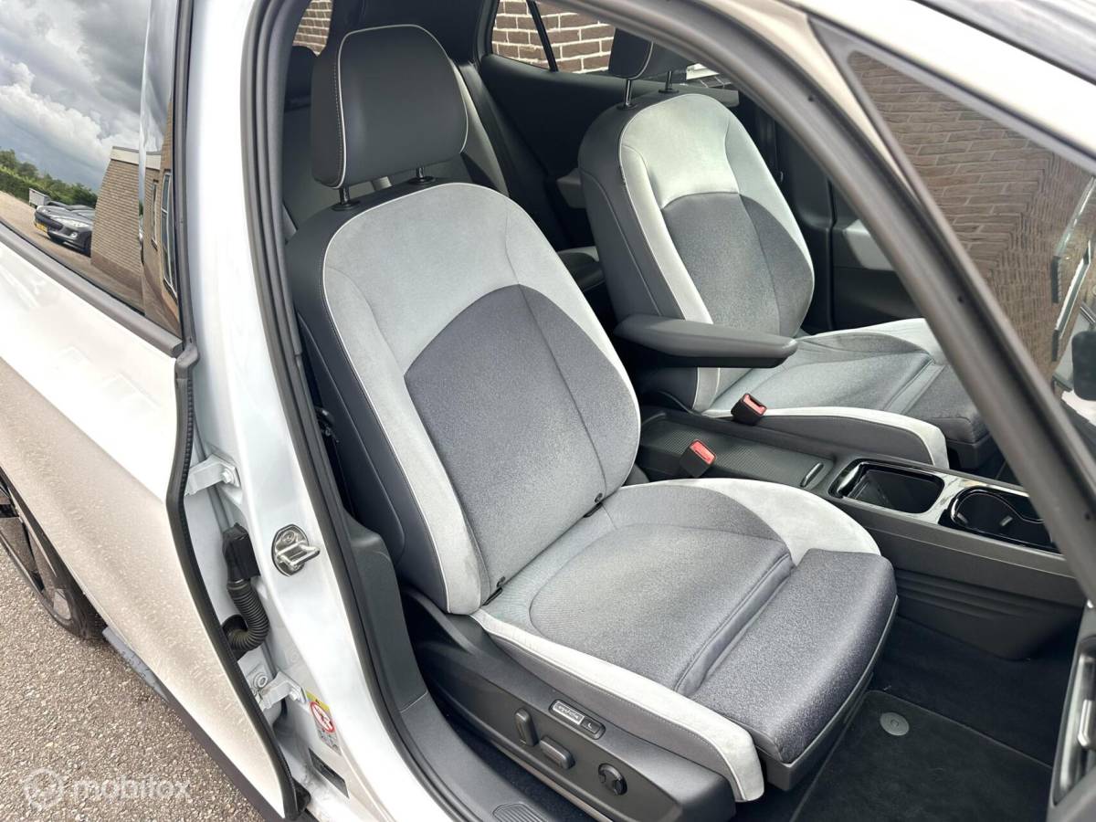Volkswagen ID.3 Volkswagen ID.3 First Plus 58 kWh SOH 92,5% PANORAMADAK IQ MATRIX LED MASSAGE STOELEN CAMERA SFEERVERLICHTING ZEER MOOIE AUTO!!