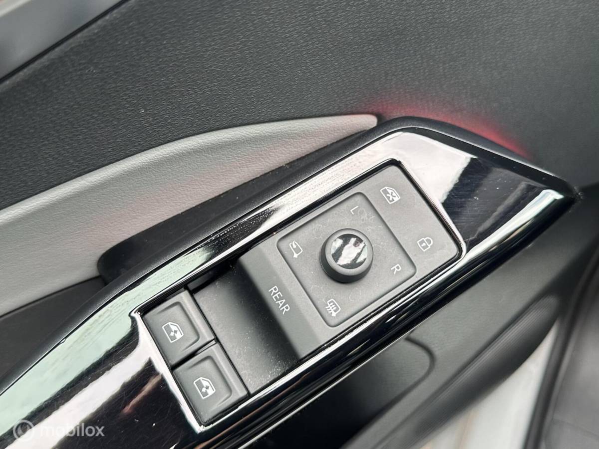 Volkswagen ID.3 Volkswagen ID.3 First Plus 58 kWh SOH 92,5% PANORAMADAK IQ MATRIX LED MASSAGE STOELEN CAMERA SFEERVERLICHTING ZEER MOOIE AUTO!!