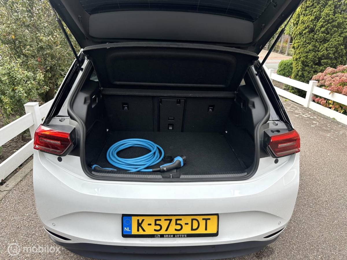 Volkswagen ID.3 Volkswagen ID.3 First Plus 58 kWh SOH 92,5% PANORAMADAK IQ MATRIX LED MASSAGE STOELEN CAMERA SFEERVERLICHTING ZEER MOOIE AUTO!!
