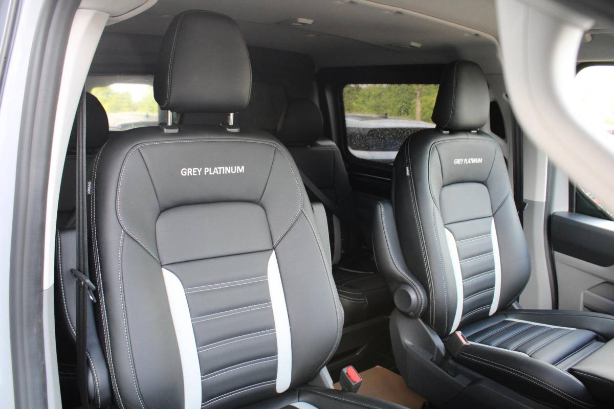 Ford Transit Custom Ford Transit Custom 320 2.5 PHEV L2H1 Grey Platinum DC | Dubbele Cabine | Rijklaar | Dubbele zijschuifdeur | Dual-zone automatische airconditioning | Privacy glass | Groot middenconsole | Trekhaakvoorbereiding | Centrale dubbele vergrendeling | Driver Assistent Pack Ultimate | Verwarmbaar stuurwiel | 2 AGM accus | PHEV 1-fase oplaadkabel 10m | Vehicle Integration System