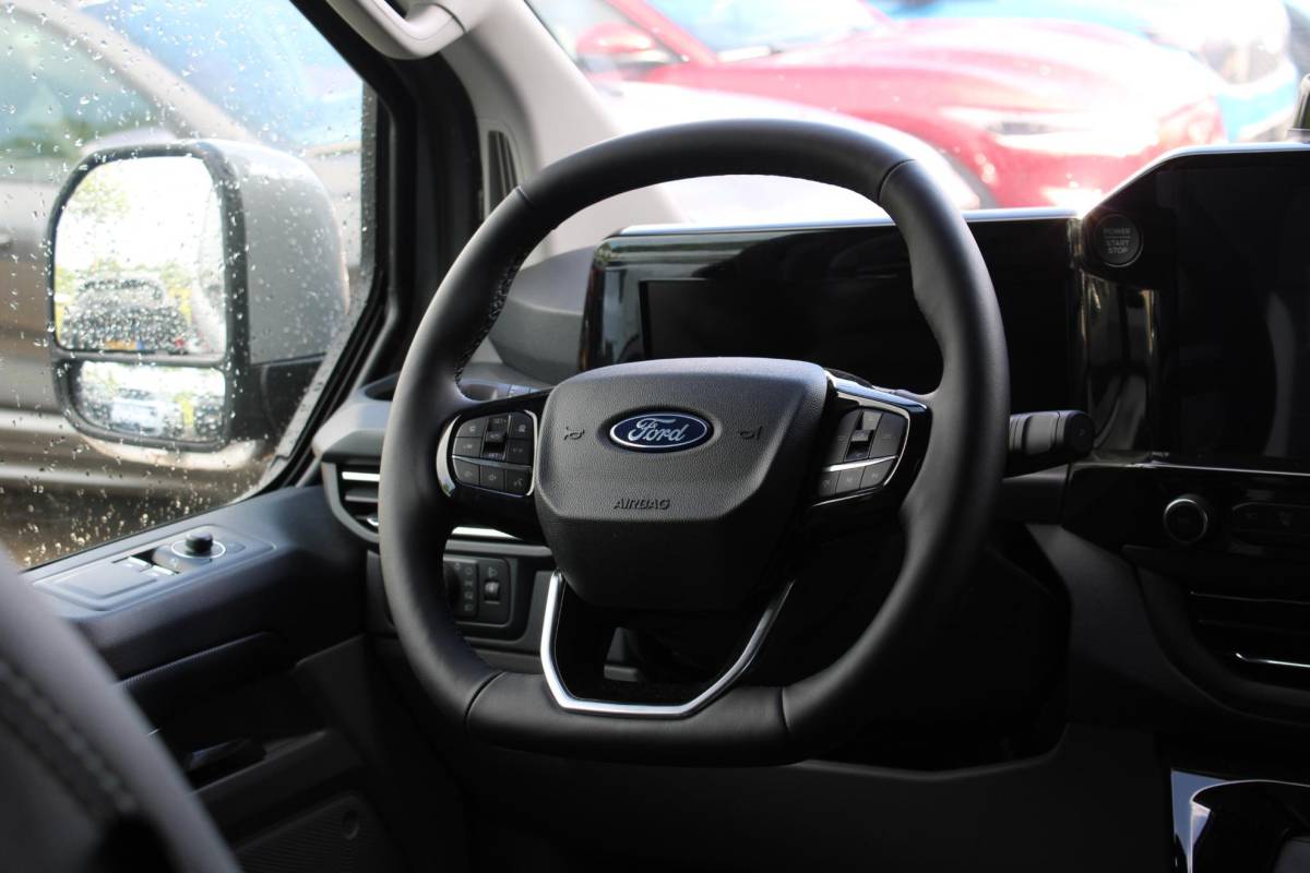 Ford Transit Custom Ford Transit Custom 320 2.5 PHEV L2H1 Grey Platinum DC | Dubbele Cabine | Rijklaar | Dubbele zijschuifdeur | Dual-zone automatische airconditioning | Privacy glass | Groot middenconsole | Trekhaakvoorbereiding | Centrale dubbele vergrendeling | Driver Assistent Pack Ultimate | Verwarmbaar stuurwiel | 2 AGM accus | PHEV 1-fase oplaadkabel 10m | Vehicle Integration System