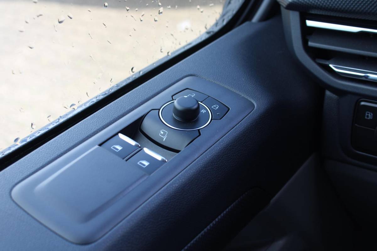 Ford Transit Custom Ford Transit Custom 320 2.5 PHEV L2H1 Grey Platinum DC | Dubbele Cabine | Rijklaar | Dubbele zijschuifdeur | Dual-zone automatische airconditioning | Privacy glass | Groot middenconsole | Trekhaakvoorbereiding | Centrale dubbele vergrendeling | Driver Assistent Pack Ultimate | Verwarmbaar stuurwiel | 2 AGM accus | PHEV 1-fase oplaadkabel 10m | Vehicle Integration System