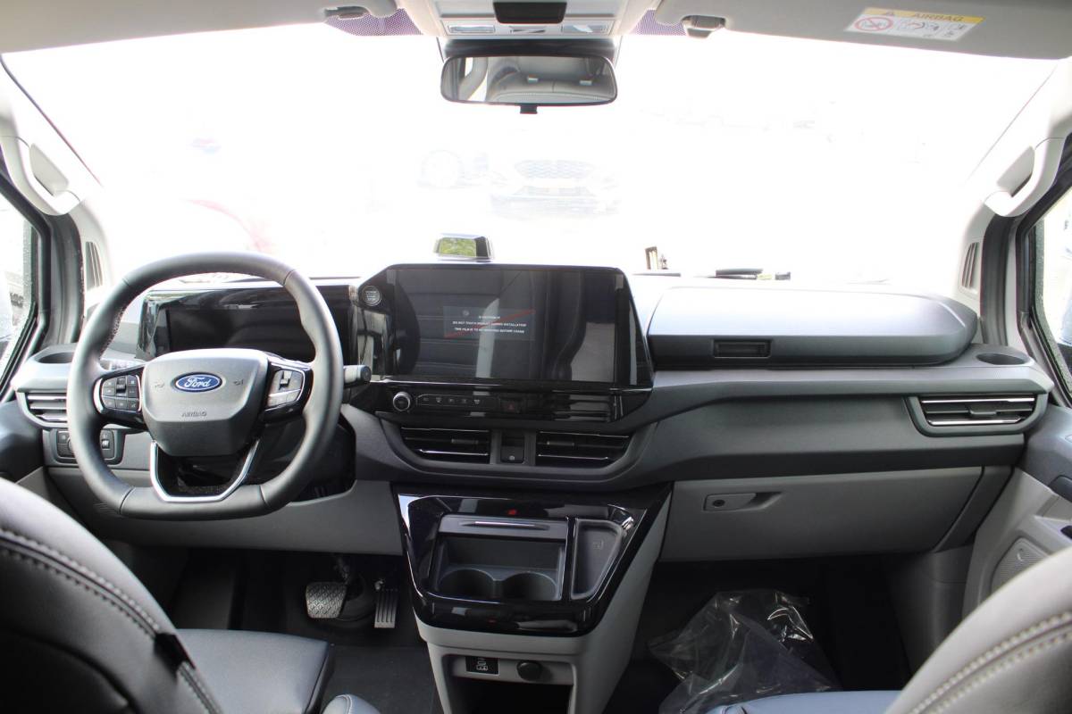 Ford Transit Custom Ford Transit Custom 320 2.5 PHEV L2H1 Grey Platinum DC | Dubbele Cabine | Rijklaar | Dubbele zijschuifdeur | Dual-zone automatische airconditioning | Privacy glass | Groot middenconsole | Trekhaakvoorbereiding | Centrale dubbele vergrendeling | Driver Assistent Pack Ultimate | Verwarmbaar stuurwiel | 2 AGM accus | PHEV 1-fase oplaadkabel 10m | Vehicle Integration System