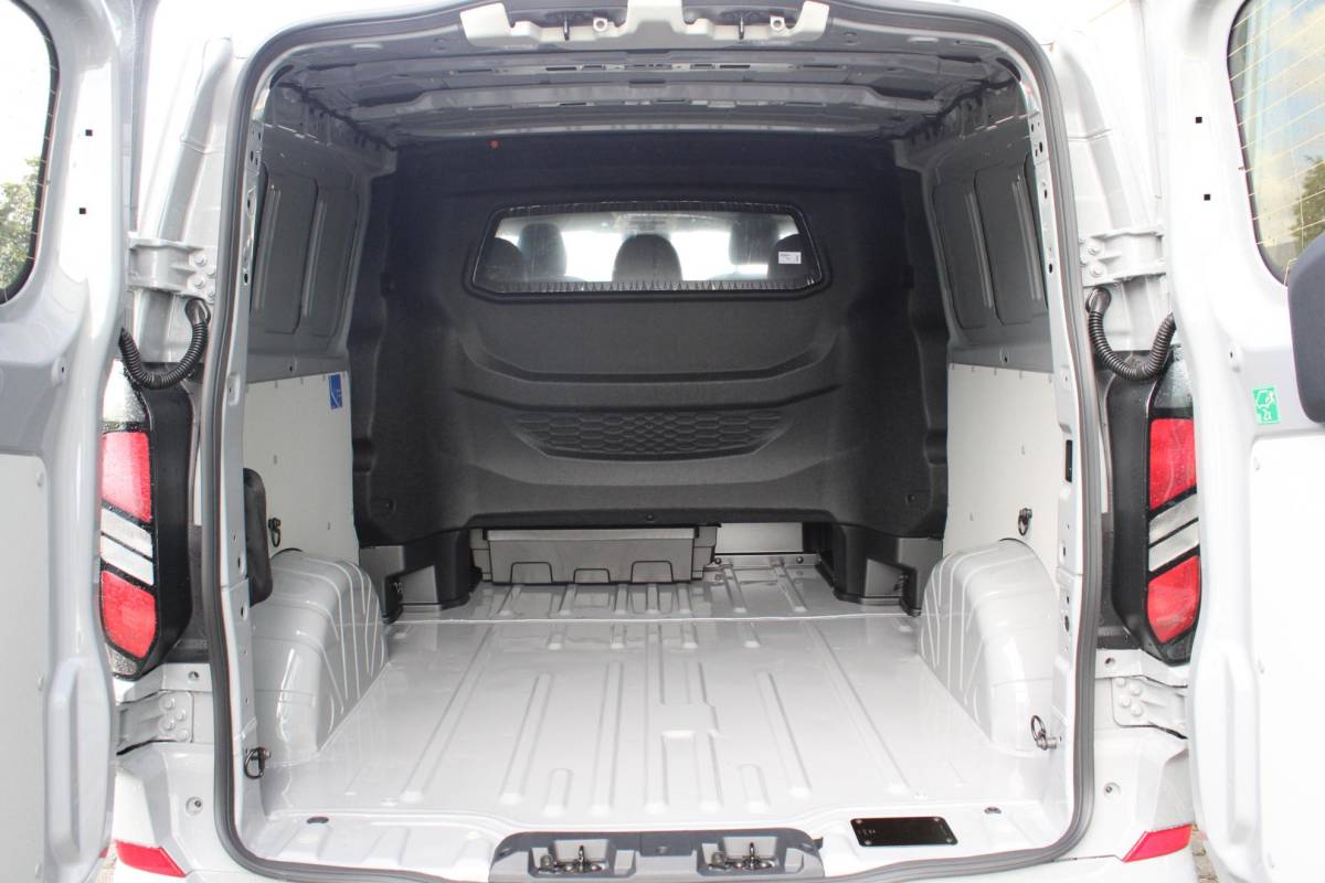Ford Transit Custom Ford Transit Custom 320 2.5 PHEV L2H1 Grey Platinum DC | Dubbele Cabine | Rijklaar | Dubbele zijschuifdeur | Dual-zone automatische airconditioning | Privacy glass | Groot middenconsole | Trekhaakvoorbereiding | Centrale dubbele vergrendeling | Driver Assistent Pack Ultimate | Verwarmbaar stuurwiel | 2 AGM accus | PHEV 1-fase oplaadkabel 10m | Vehicle Integration System