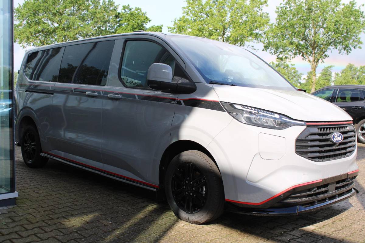 Ford Transit Custom Ford Transit Custom 320 2.5 PHEV L2H1 Grey Platinum DC | Dubbele Cabine | Rijklaar | Dubbele zijschuifdeur | Dual-zone automatische airconditioning | Privacy glass | Groot middenconsole | Trekhaakvoorbereiding | Centrale dubbele vergrendeling | Driver Assistent Pack Ultimate | Verwarmbaar stuurwiel | 2 AGM accus | PHEV 1-fase oplaadkabel 10m | Vehicle Integration System