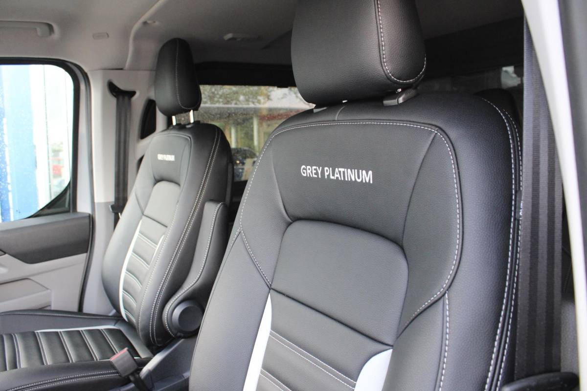 Ford Transit Custom Ford Transit Custom 320 2.5 PHEV L2H1 Grey Platinum DC | Dubbele Cabine | Rijklaar | Dubbele zijschuifdeur | Dual-zone automatische airconditioning | Privacy glass | Groot middenconsole | Trekhaakvoorbereiding | Centrale dubbele vergrendeling | Driver Assistent Pack Ultimate | Verwarmbaar stuurwiel | 2 AGM accus | PHEV 1-fase oplaadkabel 10m | Vehicle Integration System