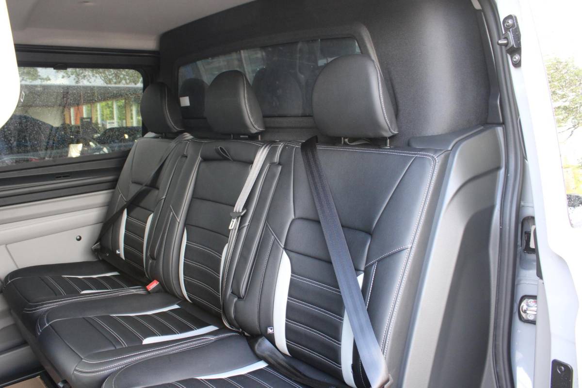Ford Transit Custom Ford Transit Custom 320 2.5 PHEV L2H1 Grey Platinum DC | Dubbele Cabine | Rijklaar | Dubbele zijschuifdeur | Dual-zone automatische airconditioning | Privacy glass | Groot middenconsole | Trekhaakvoorbereiding | Centrale dubbele vergrendeling | Driver Assistent Pack Ultimate | Verwarmbaar stuurwiel | 2 AGM accus | PHEV 1-fase oplaadkabel 10m | Vehicle Integration System