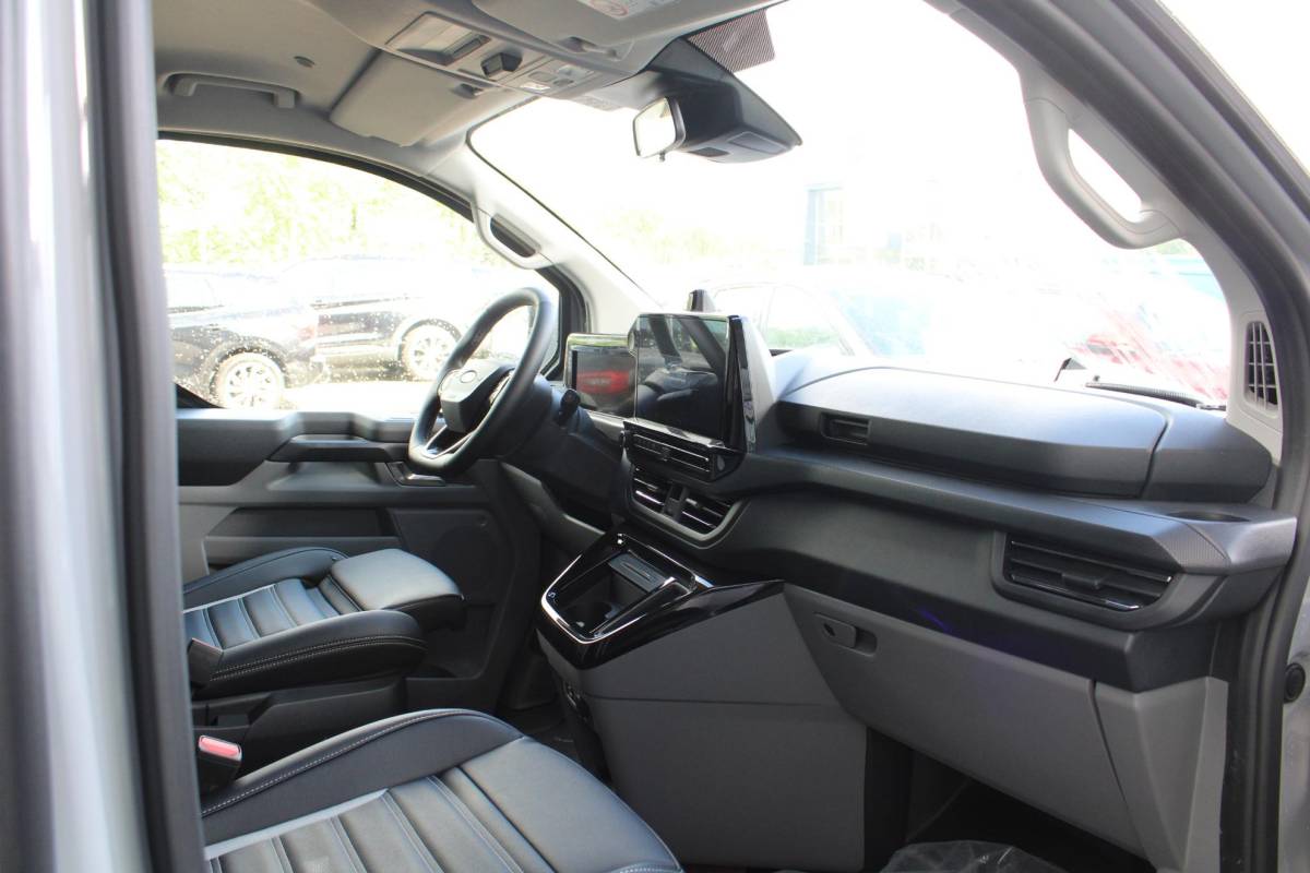 Ford Transit Custom Ford Transit Custom 320 2.5 PHEV L2H1 Grey Platinum DC | Dubbele Cabine | Rijklaar | Dubbele zijschuifdeur | Dual-zone automatische airconditioning | Privacy glass | Groot middenconsole | Trekhaakvoorbereiding | Centrale dubbele vergrendeling | Driver Assistent Pack Ultimate | Verwarmbaar stuurwiel | 2 AGM accus | PHEV 1-fase oplaadkabel 10m | Vehicle Integration System
