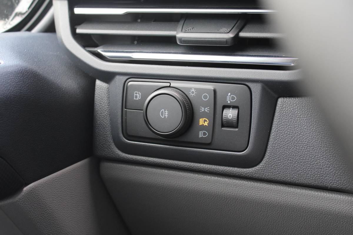 Ford Transit Custom Ford Transit Custom 320 2.5 PHEV L2H1 Grey Platinum DC | Dubbele Cabine | Rijklaar | Dubbele zijschuifdeur | Dual-zone automatische airconditioning | Privacy glass | Groot middenconsole | Trekhaakvoorbereiding | Centrale dubbele vergrendeling | Driver Assistent Pack Ultimate | Verwarmbaar stuurwiel | 2 AGM accus | PHEV 1-fase oplaadkabel 10m | Vehicle Integration System