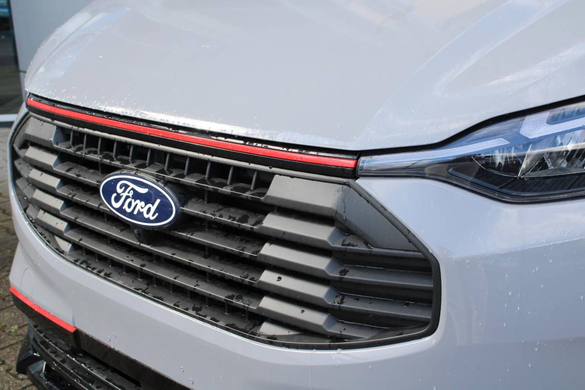 Ford Transit Custom Ford Transit Custom 320 2.5 PHEV L2H1 Grey Platinum DC | Dubbele Cabine | Rijklaar | Dubbele zijschuifdeur | Dual-zone automatische airconditioning | Privacy glass | Groot middenconsole | Trekhaakvoorbereiding | Centrale dubbele vergrendeling | Driver Assistent Pack Ultimate | Verwarmbaar stuurwiel | 2 AGM accus | PHEV 1-fase oplaadkabel 10m | Vehicle Integration System